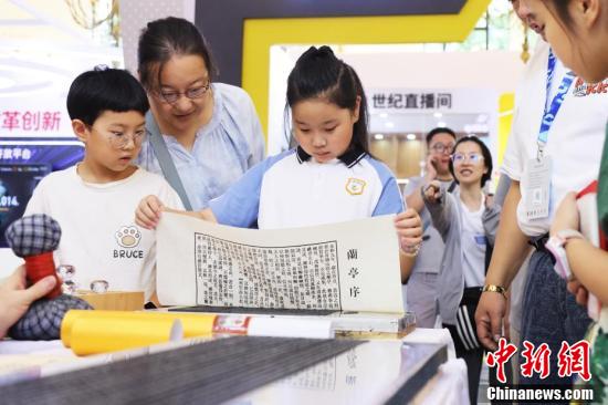 2024上海书展吸引爱书人士共赴书香之约 第8张 2024上海书展吸引爱书人士共赴书香之约 第8张