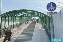过天桥要爬“百步梯”，广州街坊吐槽“真攞命”