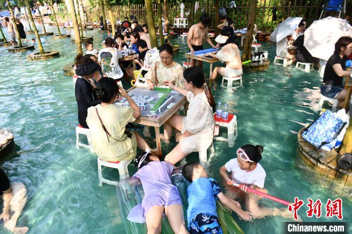 四川成都：高温天气持续 民众体验“水上麻将”  第6张