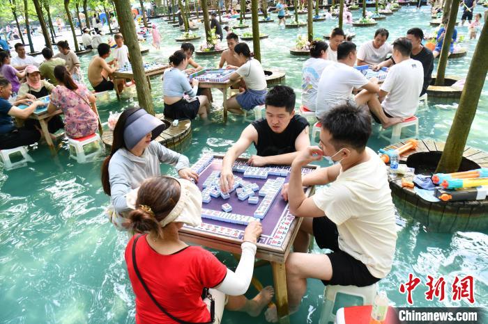 四川成都：高温天气持续 民众体验“水上麻将”  第2张