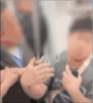 老人动手拉拽要求让座，小伙：这种态度我怎么让？上海地铁：正在核实