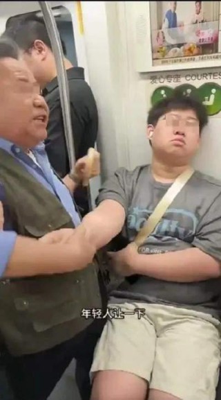 老人动手拉拽要求让座，小伙：这种态度我怎么让？上海地铁：正在核实