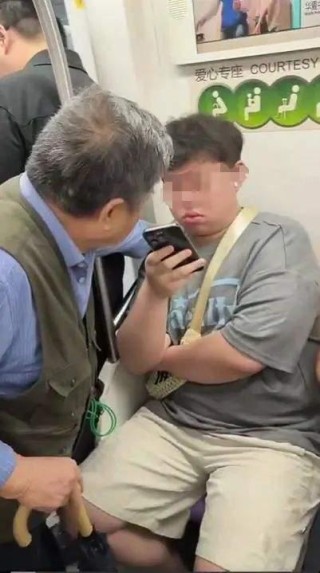 老人动手拉拽要求让座，小伙：这种态度我怎么让？上海地铁：正在核实