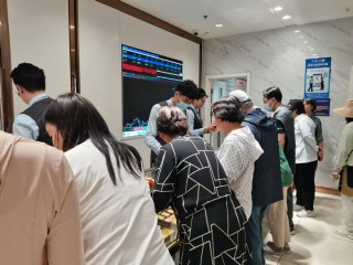 金价踩下“急刹车”：有人排队抛售有人抄底抢购